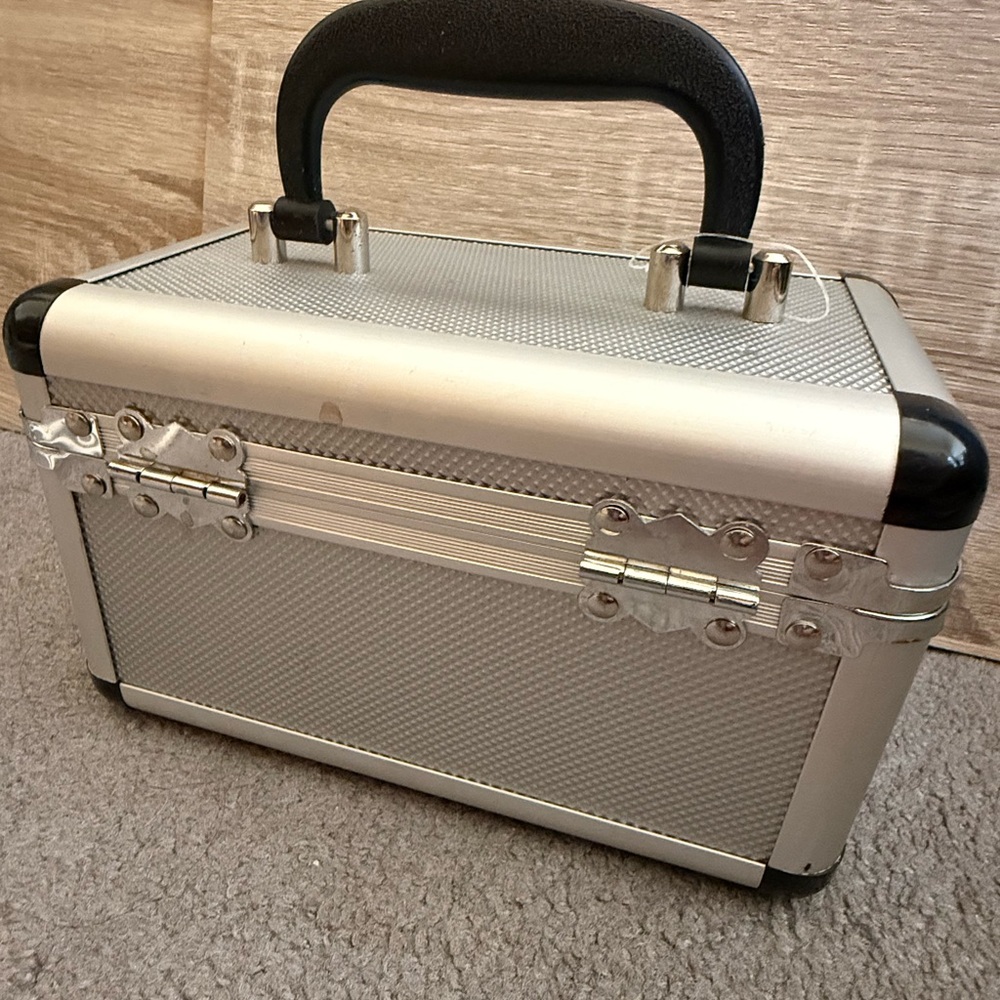 Silver Lockable Storage Case - Picture 2 of 7